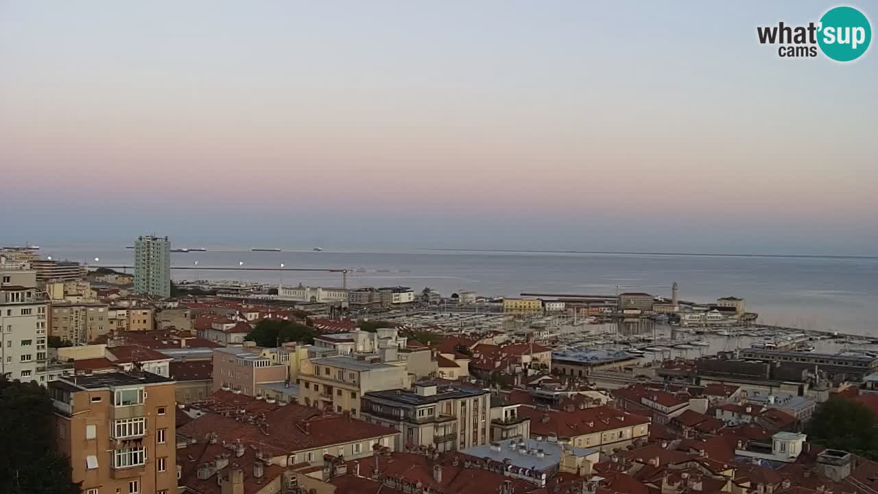 Spletna kamera v živo Trst – Panorama mesta, zaliva, pomorske postaje in gradu Miramar