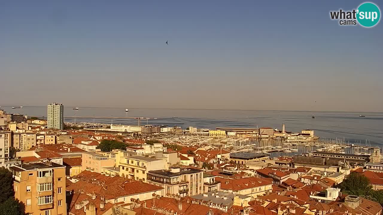 Spletna kamera v živo Trst – Panorama mesta, zaliva, pomorske postaje in gradu Miramar
