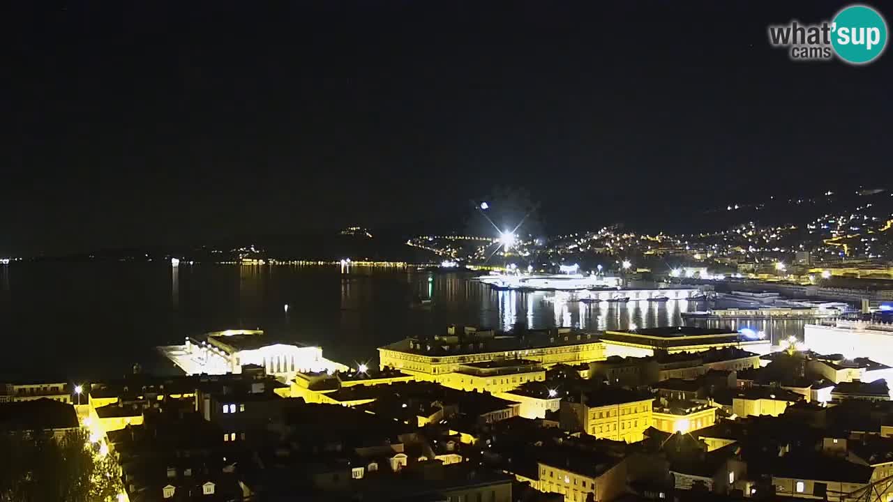 Web kamera Trst uživo – Panorama grada, zaljeva, pomorske postaje i dvorca Miramare