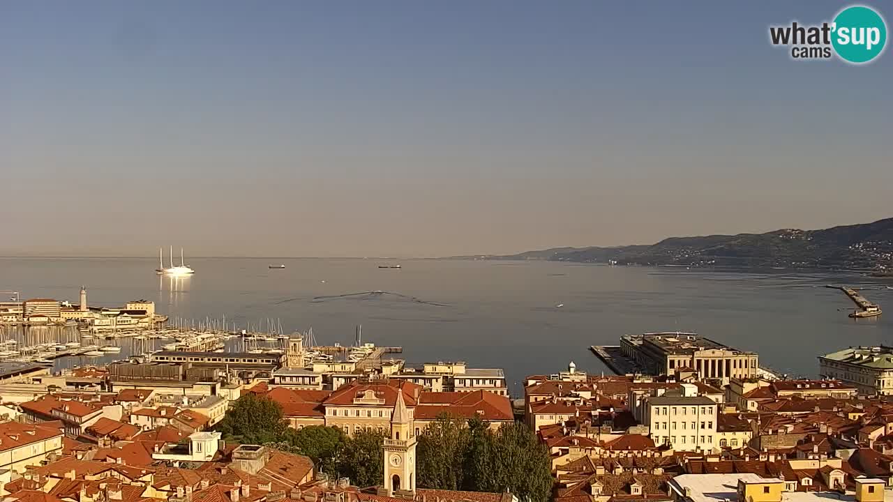 Web kamera Trst uživo – Panorama grada, zaljeva, pomorske postaje i dvorca Miramare