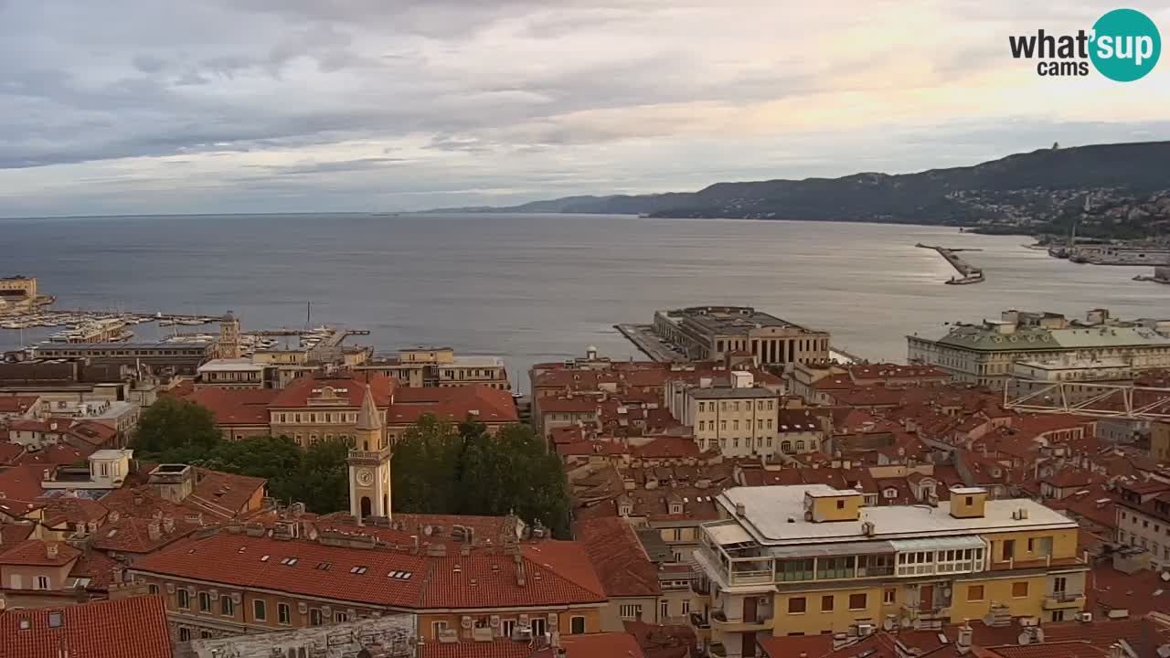 Web kamera Trst uživo – Panorama grada, zaljeva, pomorske postaje i dvorca Miramare