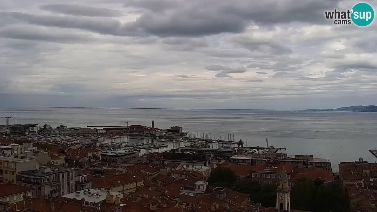 Web kamera Trst uživo – Panorama grada, zaljeva, pomorske postaje i dvorca Miramare