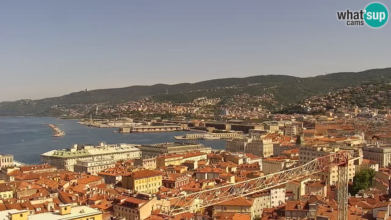 Web kamera Trst uživo – Panorama grada, zaljeva, pomorske postaje i dvorca Miramare