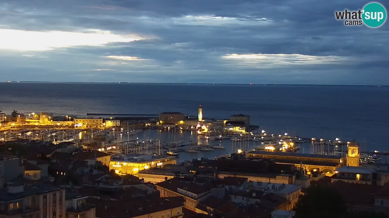 Webcam en direct Trieste, ville, golfe, port et château de Miramare