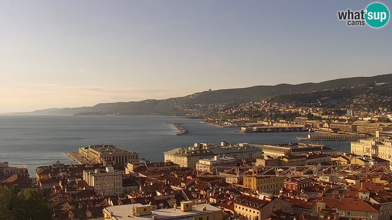 Web kamera Trst uživo – Panorama grada, zaljeva, pomorske postaje i dvorca Miramare