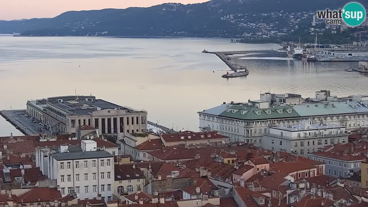 Web kamera Trst uživo – Panorama grada, zaljeva, pomorske postaje i dvorca Miramare