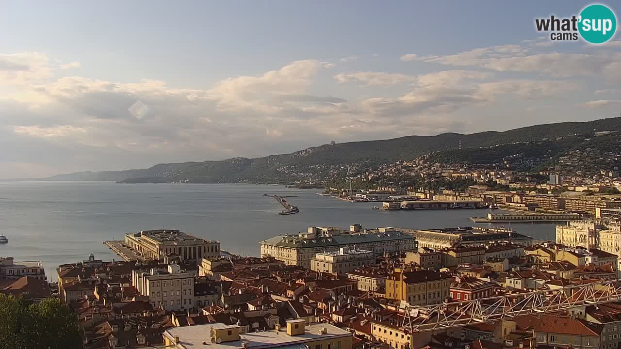 Web kamera Trst uživo – Panorama grada, zaljeva, pomorske postaje i dvorca Miramare