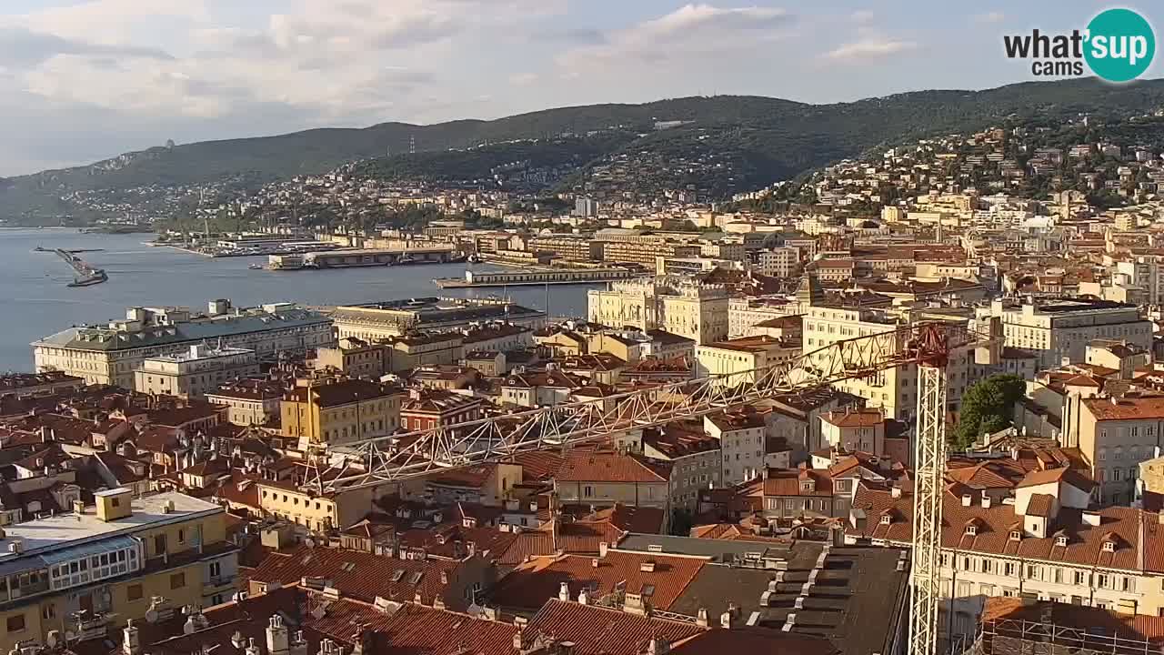 Web kamera Trst uživo – Panorama grada, zaljeva, pomorske postaje i dvorca Miramare