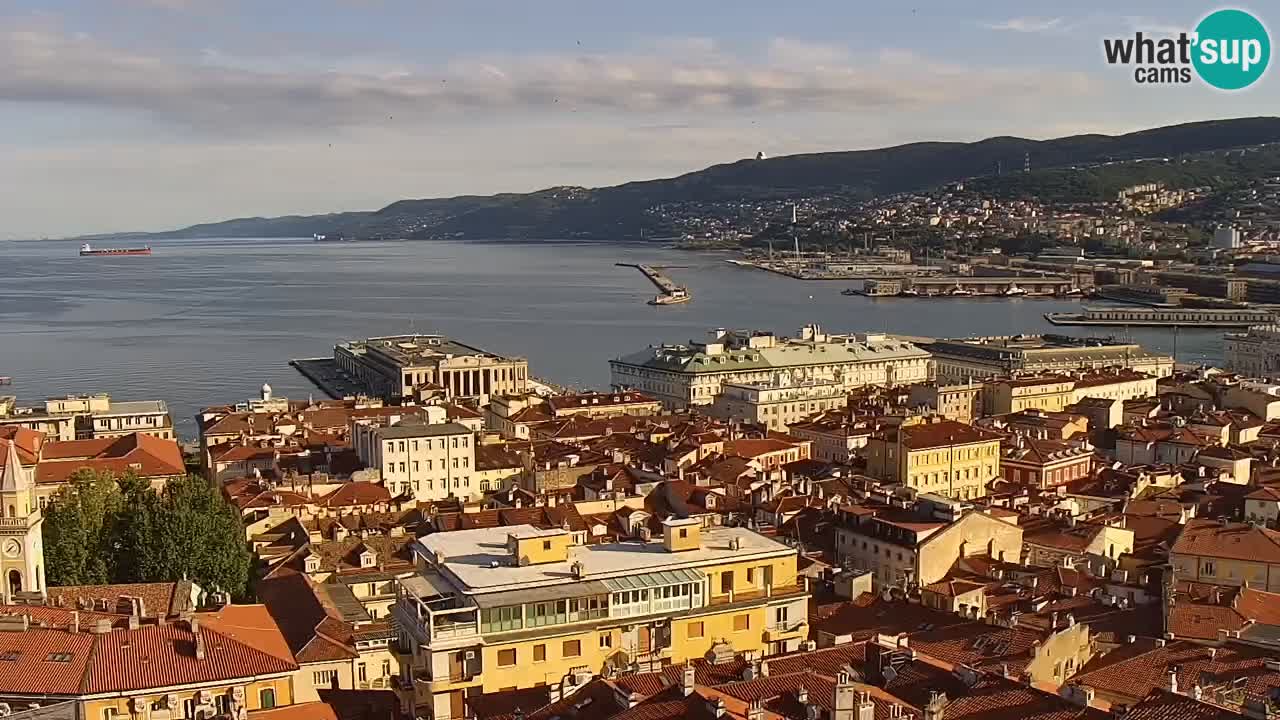 Web kamera Trst uživo – Panorama grada, zaljeva, pomorske postaje i dvorca Miramare