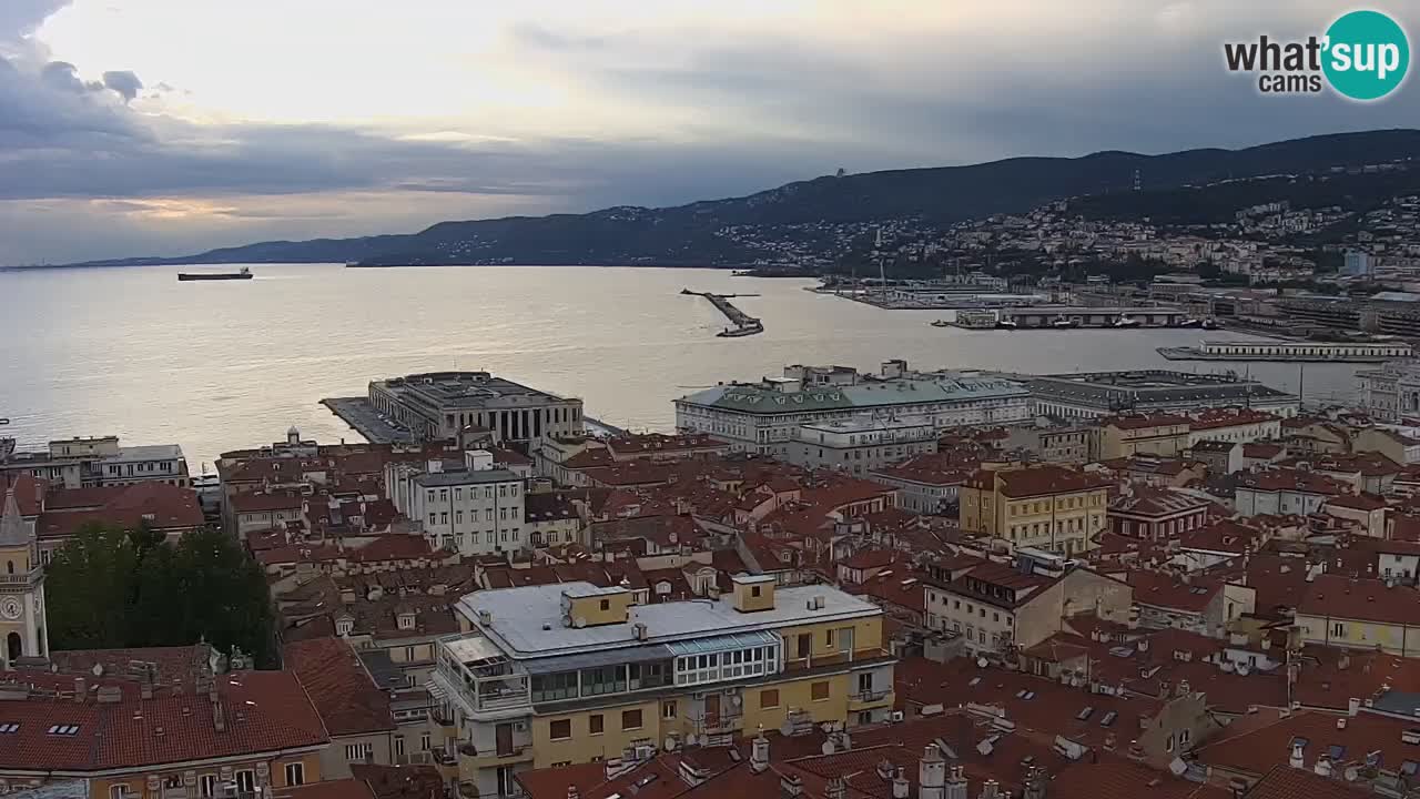 Web kamera Trst uživo – Panorama grada, zaljeva, pomorske postaje i dvorca Miramare
