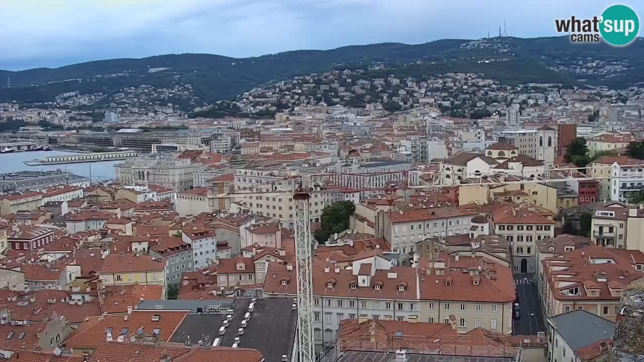Web kamera Trst uživo – Panorama grada, zaljeva, pomorske postaje i dvorca Miramare