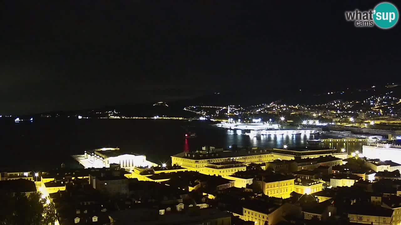 Web kamera Trst uživo – Panorama grada, zaljeva, pomorske postaje i dvorca Miramare