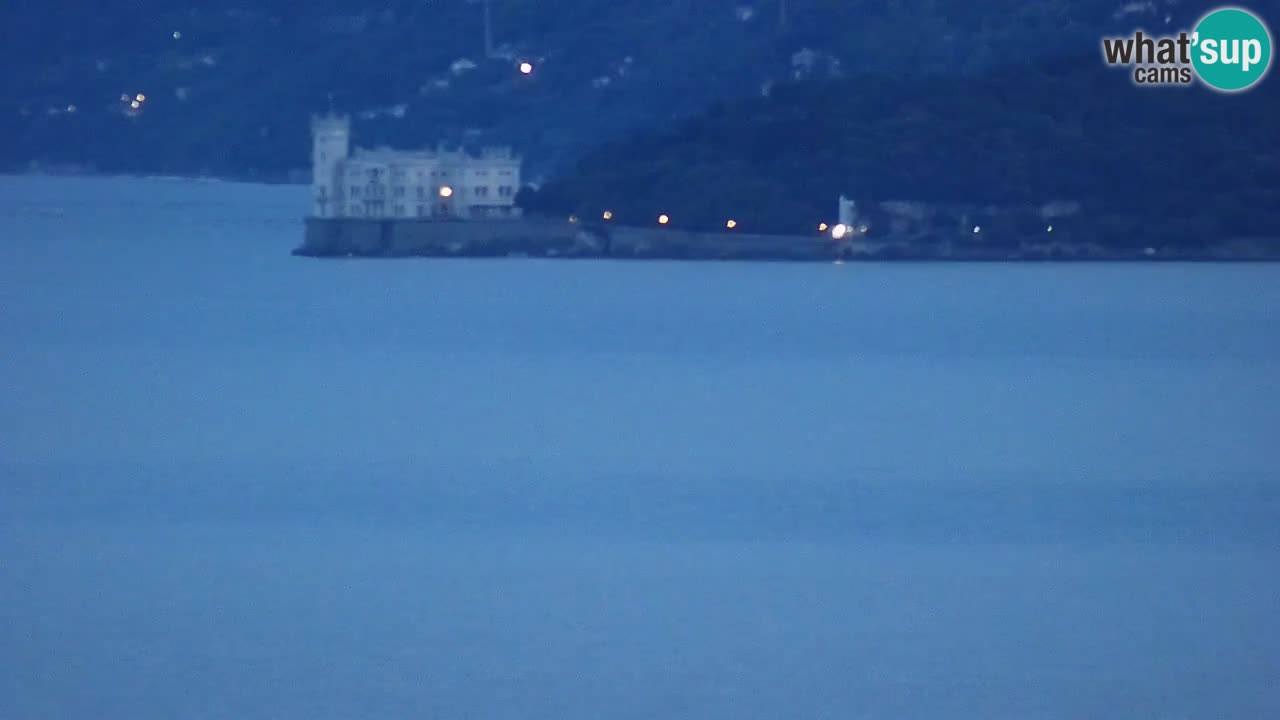 Web kamera Trst uživo – Panorama grada, zaljeva, pomorske postaje i dvorca Miramare