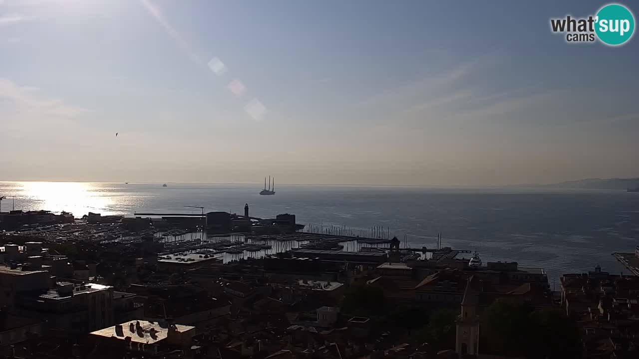 Webcam en direct Trieste, ville, golfe, port et château de Miramare