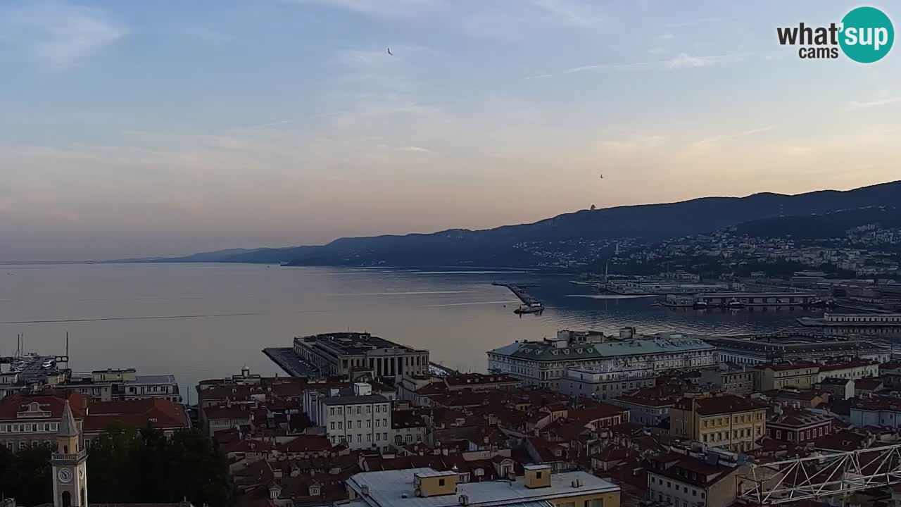 Spletna kamera v živo Trst – Panorama mesta, zaliva, pomorske postaje in gradu Miramar