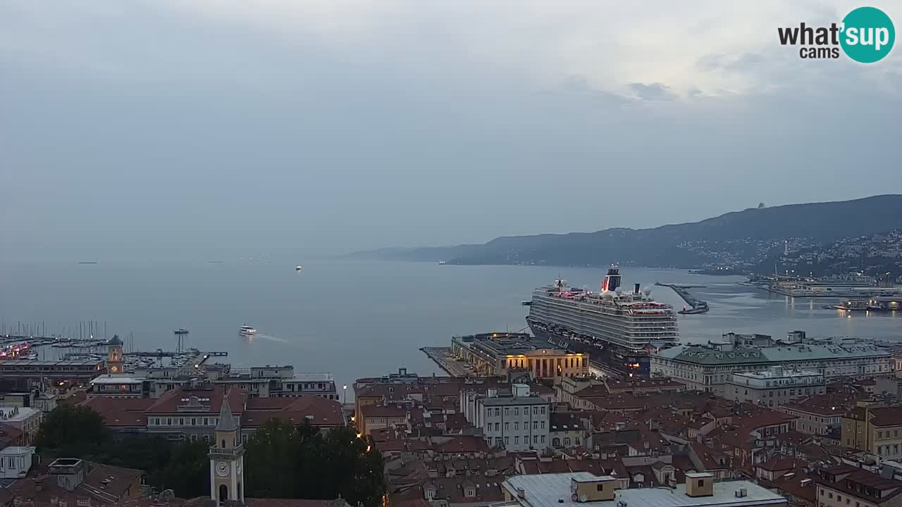 Web kamera Trst uživo – Panorama grada, zaljeva, pomorske postaje i dvorca Miramare