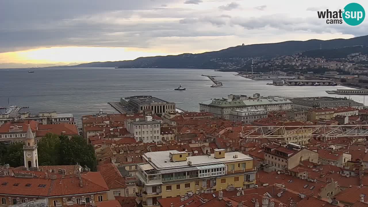 Spletna kamera v živo Trst – Panorama mesta, zaliva, pomorske postaje in gradu Miramar