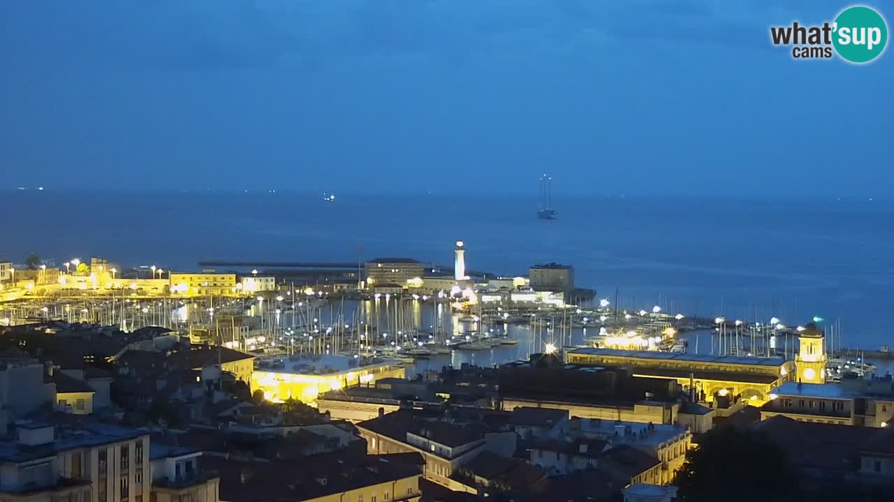 Webcam en direct Trieste, ville, golfe, port et château de Miramare