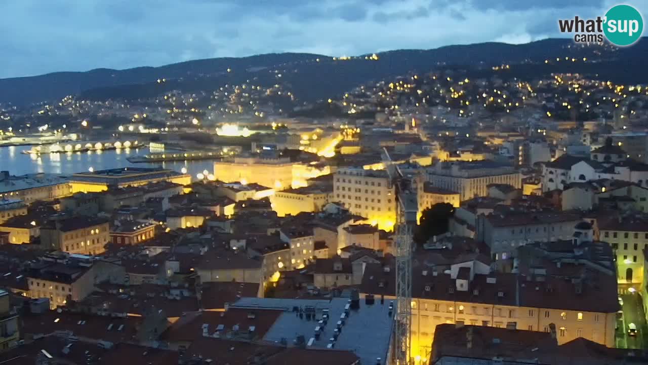 Web kamera Trst uživo – Panorama grada, zaljeva, pomorske postaje i dvorca Miramare