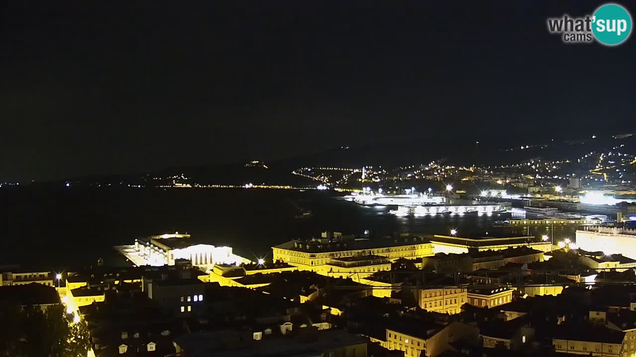 Web kamera Trst uživo – Panorama grada, zaljeva, pomorske postaje i dvorca Miramare