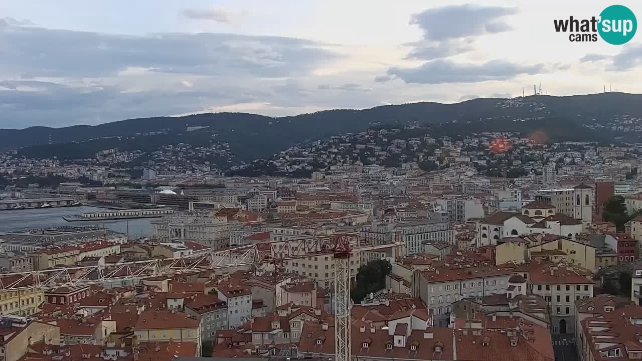 Web kamera Trst uživo – Panorama grada, zaljeva, pomorske postaje i dvorca Miramare