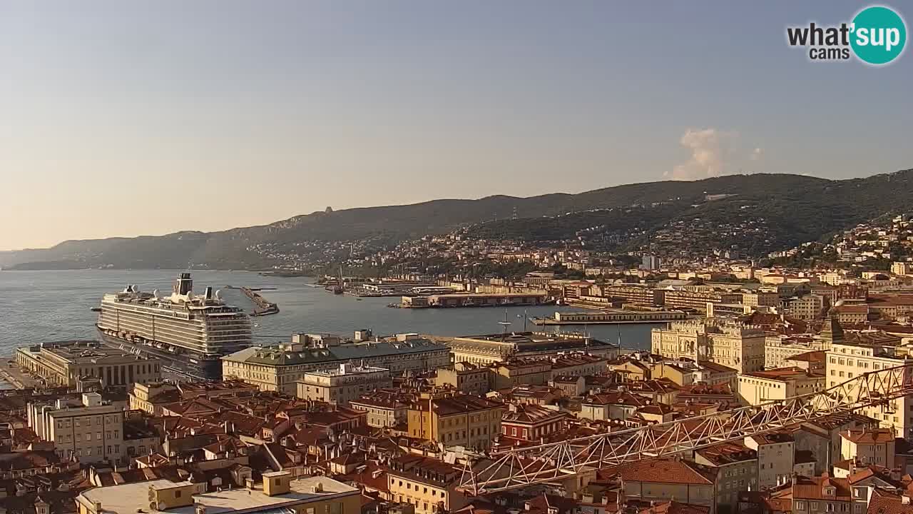 Web kamera Trst uživo – Panorama grada, zaljeva, pomorske postaje i dvorca Miramare