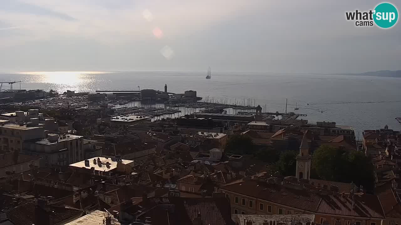 Web kamera Trst uživo – Panorama grada, zaljeva, pomorske postaje i dvorca Miramare