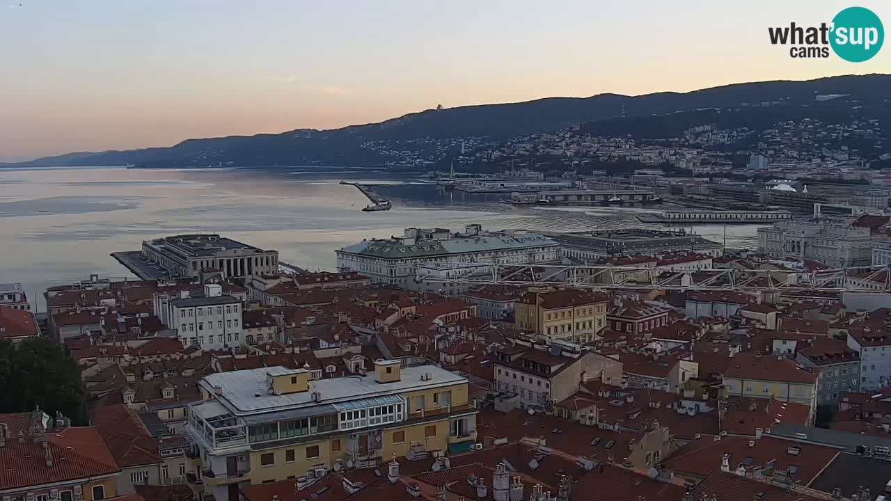 Web kamera Trst uživo – Panorama grada, zaljeva, pomorske postaje i dvorca Miramare