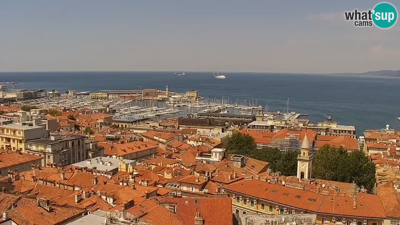 Web kamera Trst uživo – Panorama grada, zaljeva, pomorske postaje i dvorca Miramare