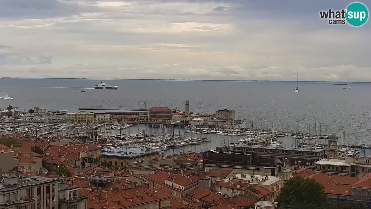 Web kamera Trst uživo – Panorama grada, zaljeva, pomorske postaje i dvorca Miramare