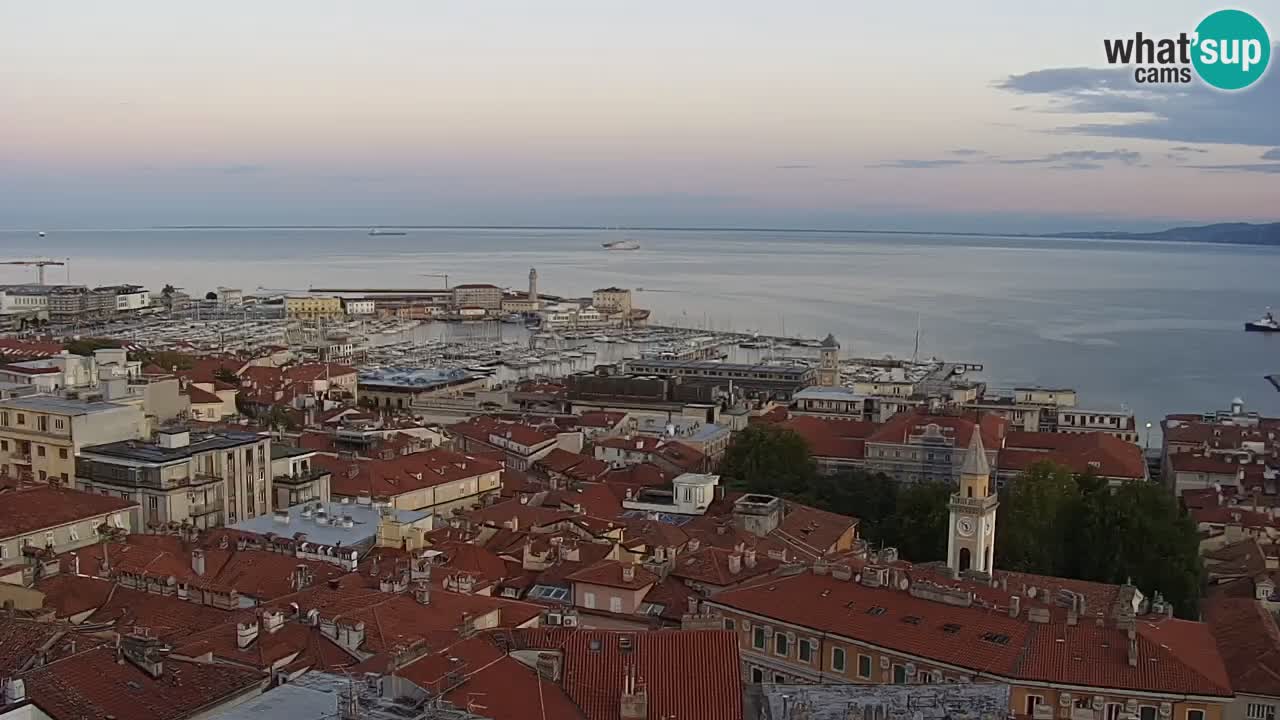 Web kamera Trst uživo – Panorama grada, zaljeva, pomorske postaje i dvorca Miramare