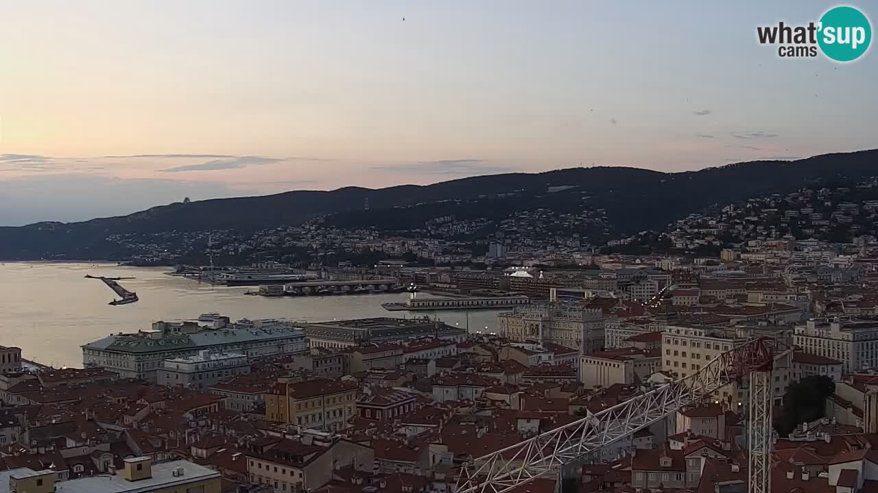 Spletna kamera v živo Trst – Panorama mesta, zaliva, pomorske postaje in gradu Miramar