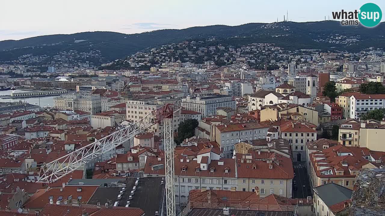 Web kamera Trst uživo – Panorama grada, zaljeva, pomorske postaje i dvorca Miramare