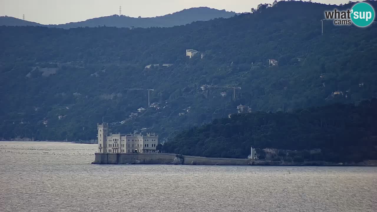 Spletna kamera v živo Trst – Panorama mesta, zaliva, pomorske postaje in gradu Miramar