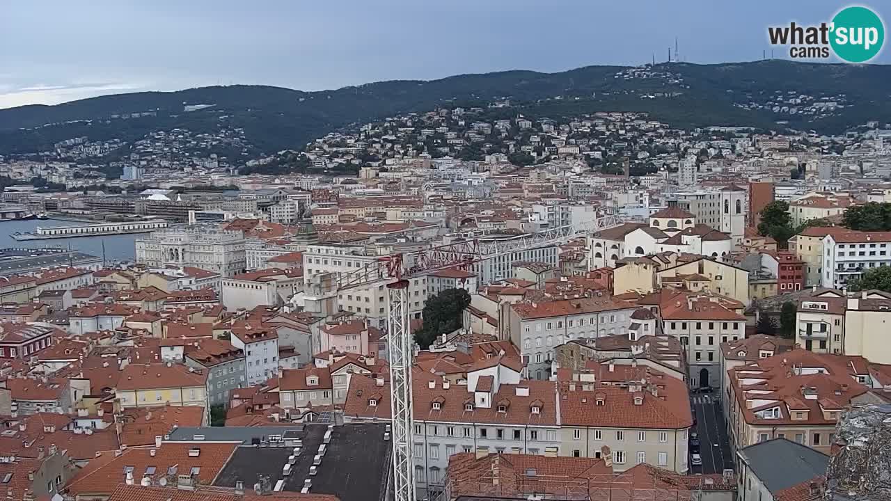 Web kamera Trst uživo – Panorama grada, zaljeva, pomorske postaje i dvorca Miramare
