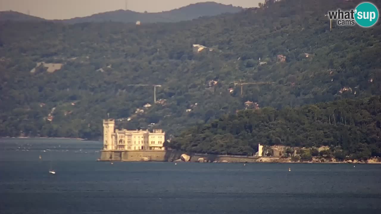 Web kamera Trst uživo – Panorama grada, zaljeva, pomorske postaje i dvorca Miramare