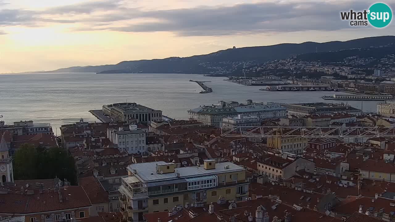 Webcam en direct Trieste, ville, golfe, port et château de Miramare