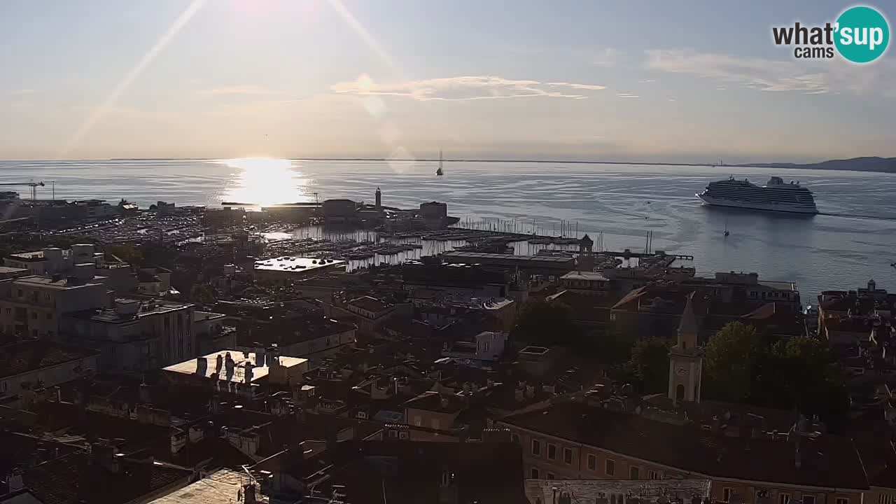 Web kamera Trst uživo – Panorama grada, zaljeva, pomorske postaje i dvorca Miramare