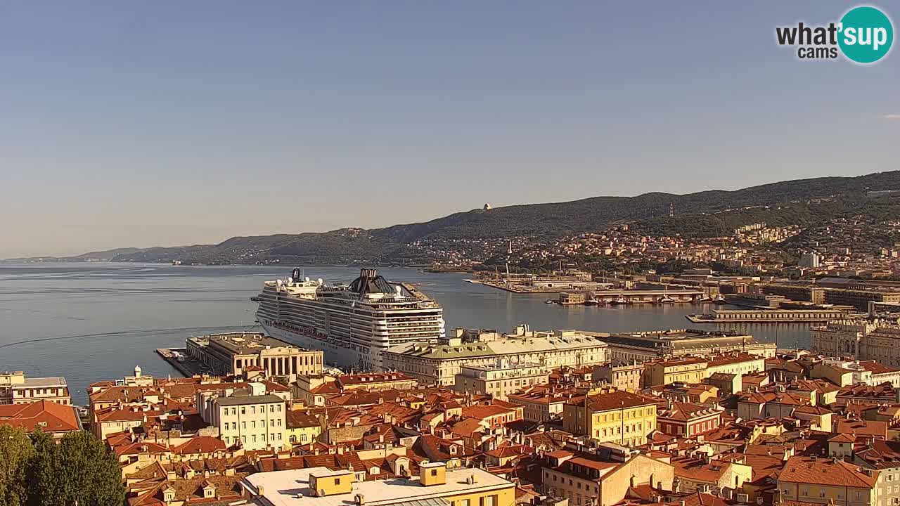 Web kamera Trst uživo – Panorama grada, zaljeva, pomorske postaje i dvorca Miramare