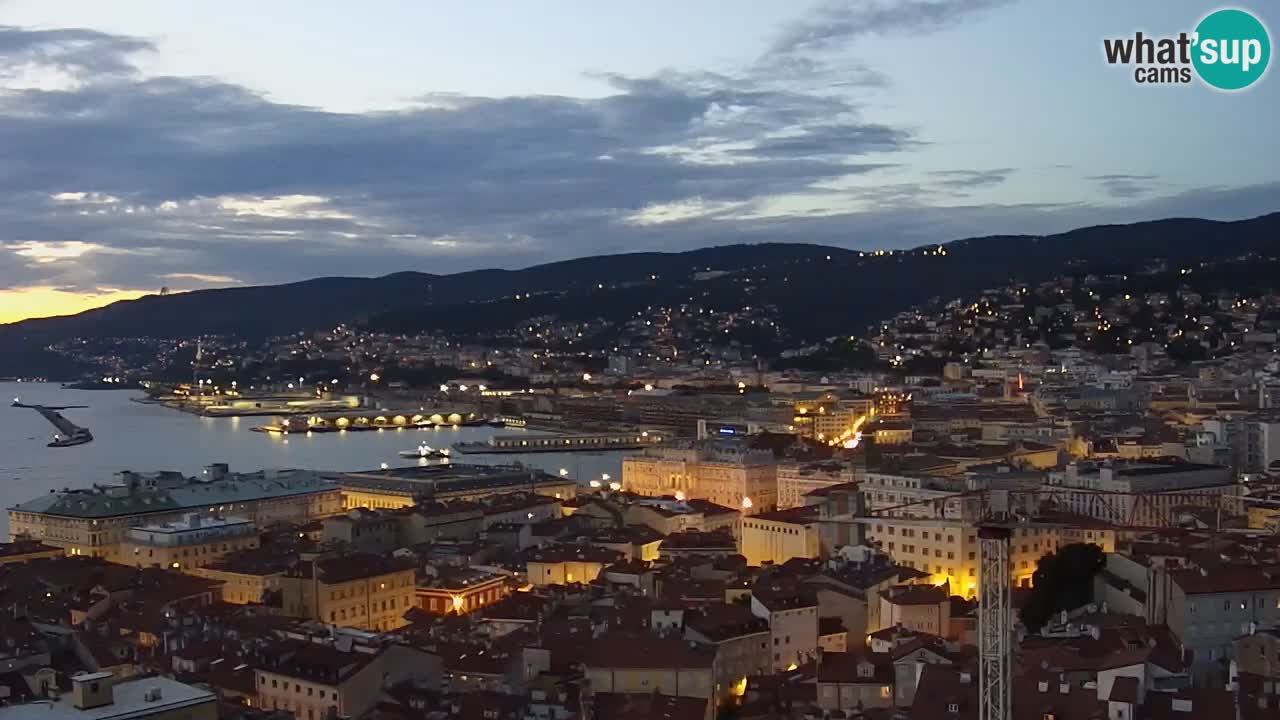 Web kamera Trst uživo – Panorama grada, zaljeva, pomorske postaje i dvorca Miramare