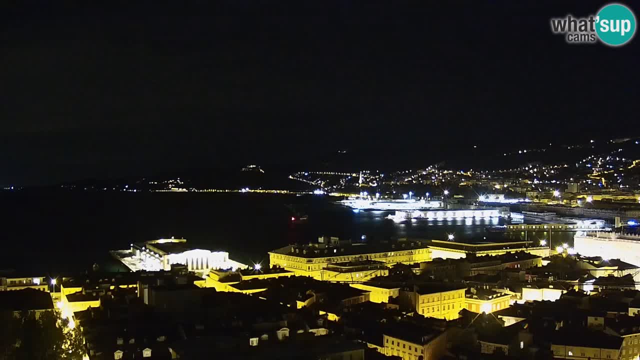 Web kamera Trst uživo – Panorama grada, zaljeva, pomorske postaje i dvorca Miramare