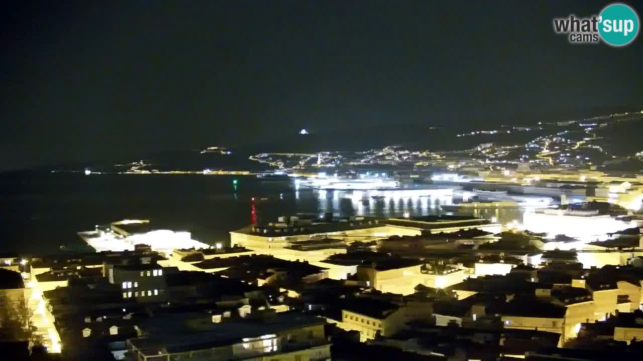 Web kamera Trst uživo – Panorama grada, zaljeva, pomorske postaje i dvorca Miramare