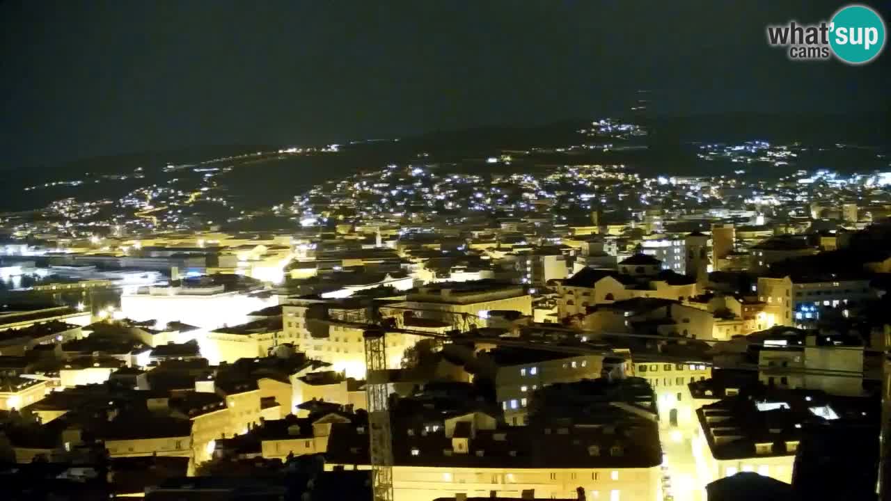 Web kamera Trst uživo – Panorama grada, zaljeva, pomorske postaje i dvorca Miramare