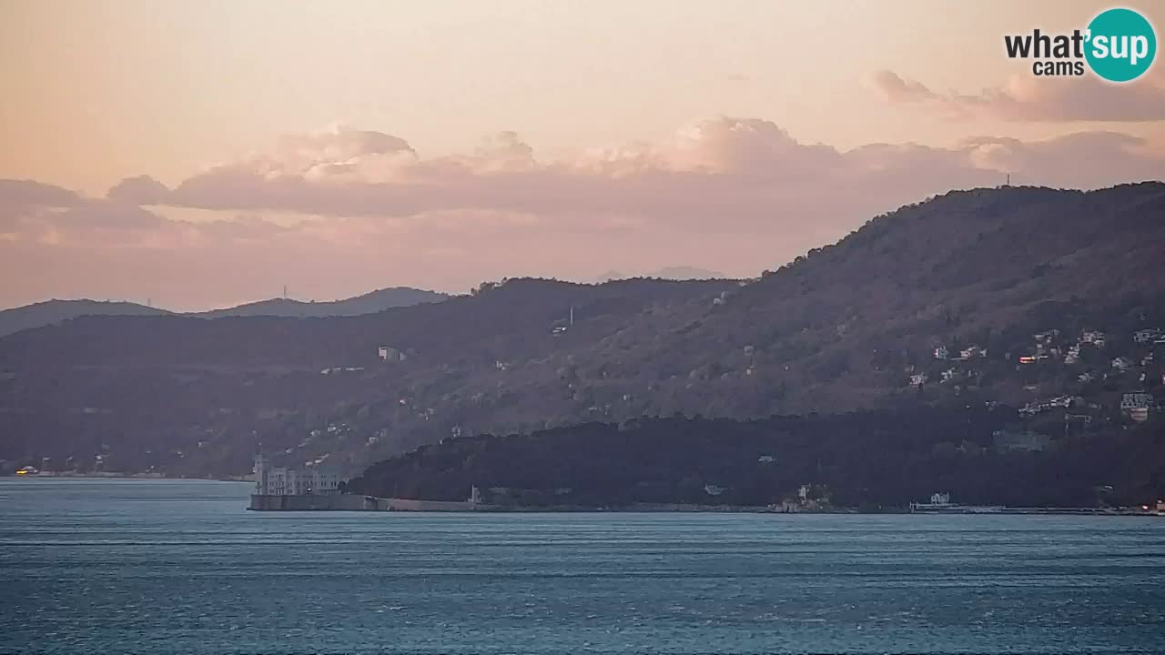 Live webcam Trieste – Panorama of the city, the Gulf, the maritime station and the Miramare castle