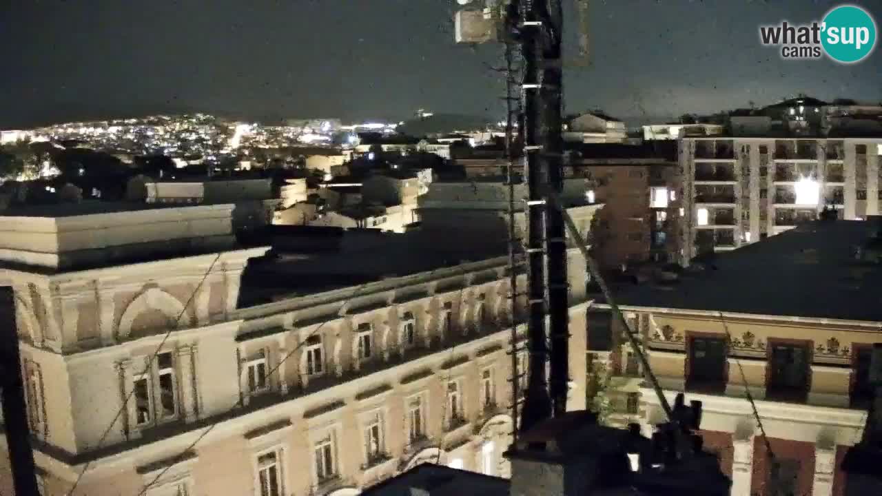 Web kamera Trst uživo – Panorama grada, zaljeva, pomorske postaje i dvorca Miramare