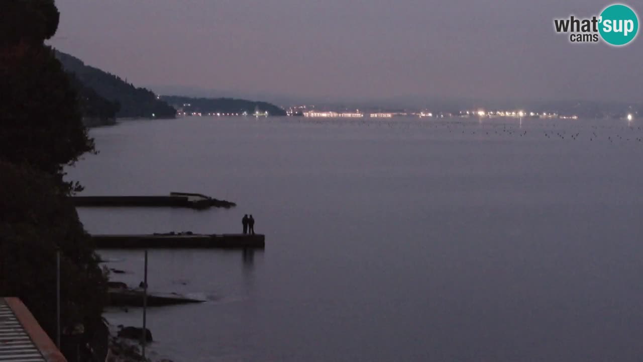 Trattoria BellaRiva webcam | Trieste costiera e castello di Miramare