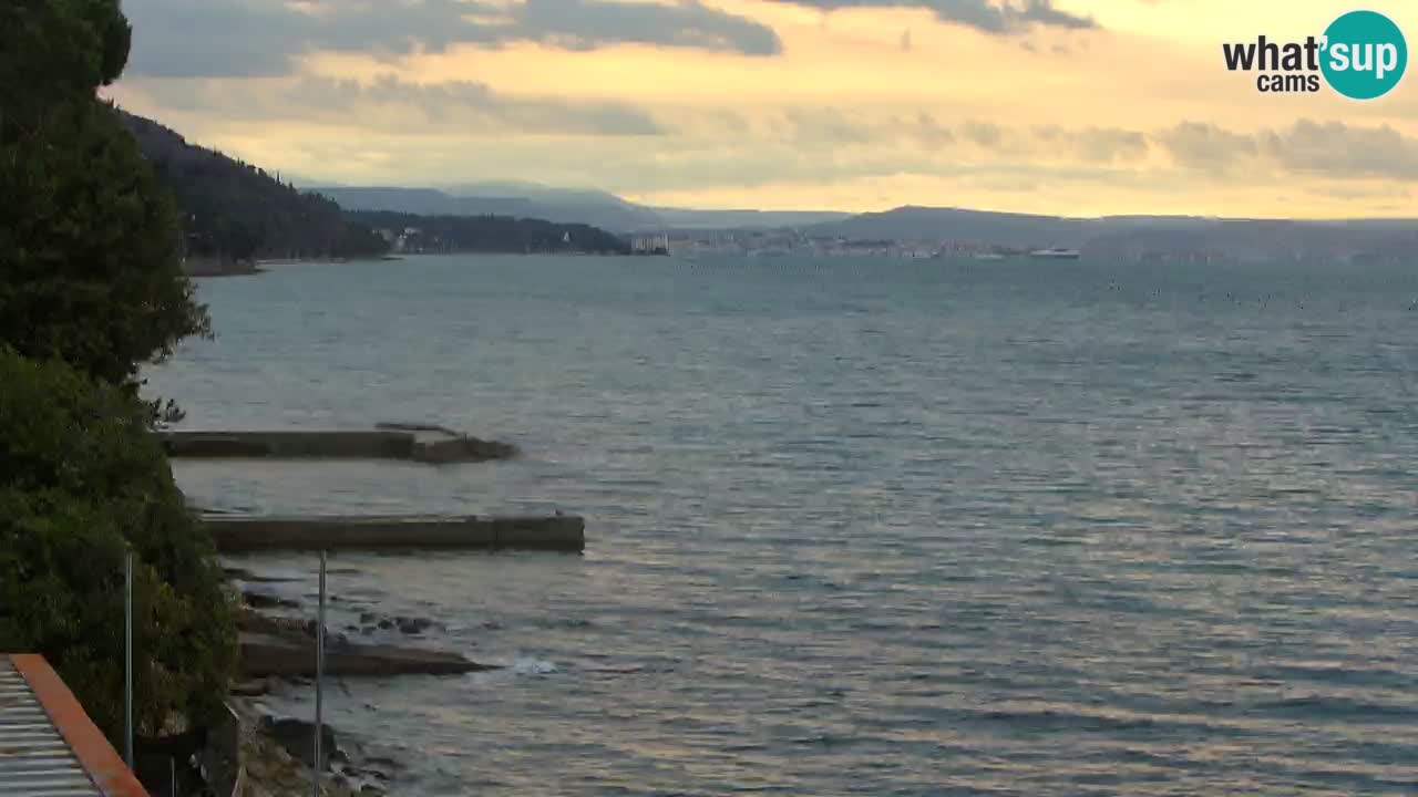 Trattoria BellaRiva webcam | Trieste costiera e castello di Miramare