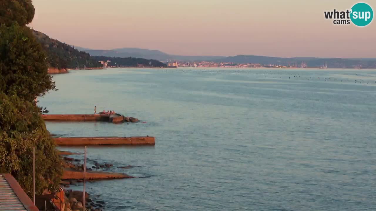 Gostilna BellaRiva kamera | Trst obala – pogled na Miramarski grad