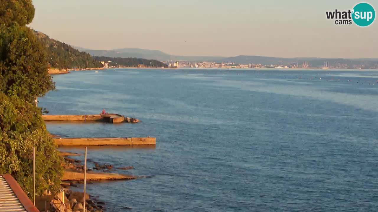 Gostilna BellaRiva kamera | Trst obala – pogled na Miramarski grad