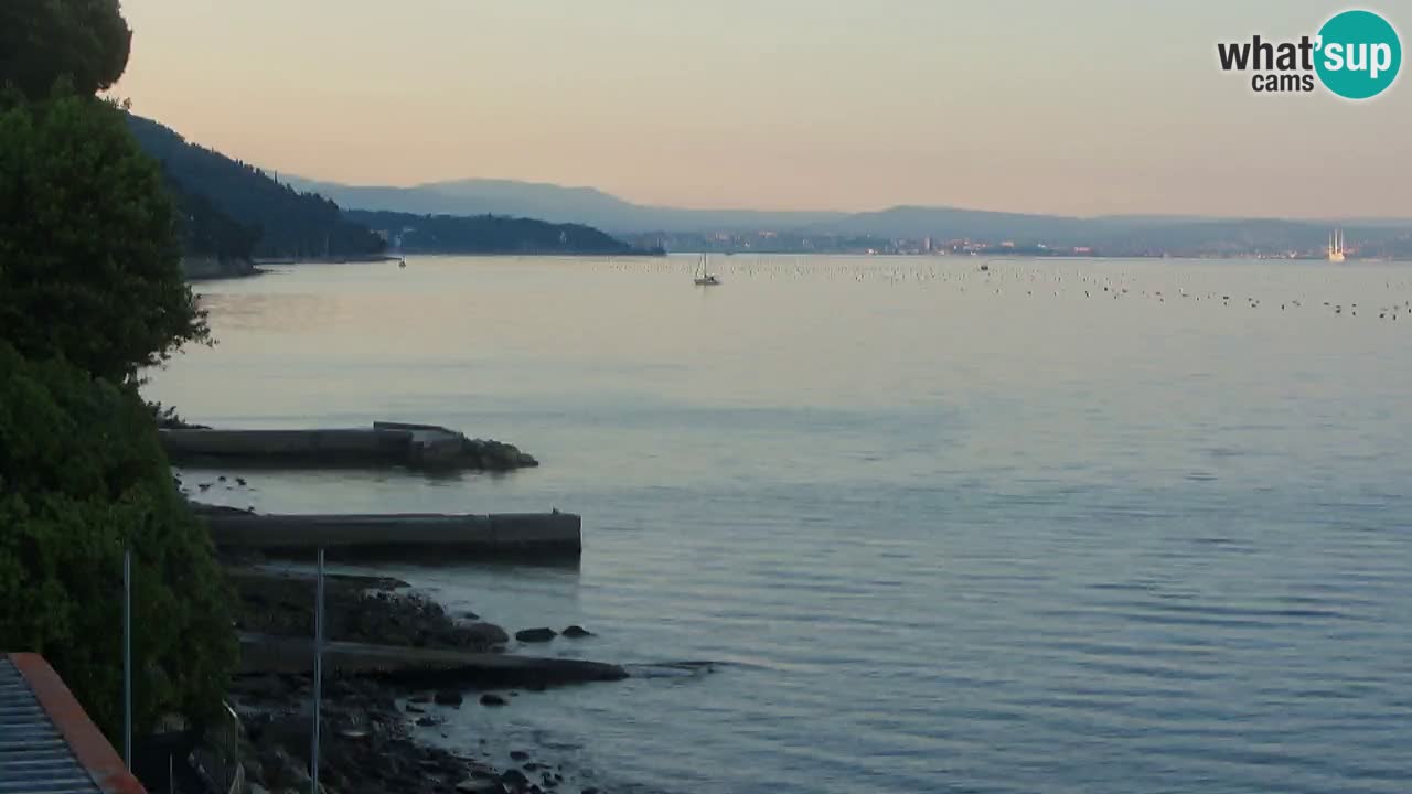 Trattoria BellaRiva webcam | Trieste costiera e castello di Miramare